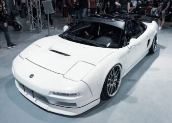 Acura NSX vs Honda NSX