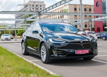 Does tesla stop charging when full?